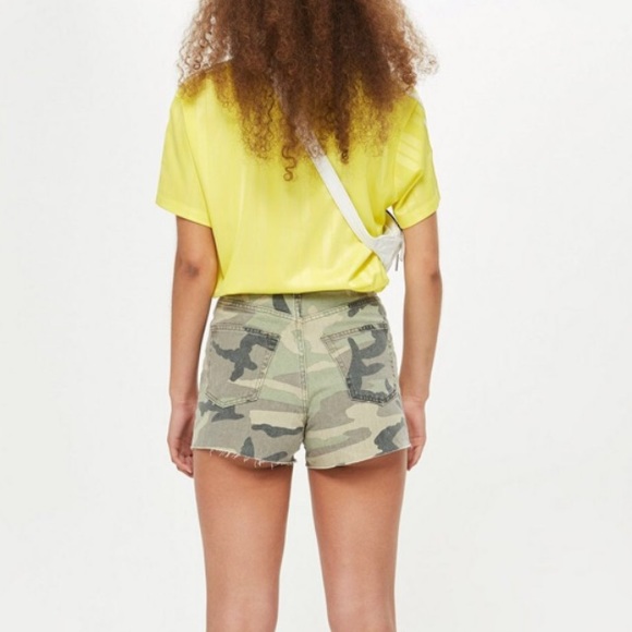 TOPSHOP Camo Mom Shorts Worn by Taylor Swift - Picture 5 of 6